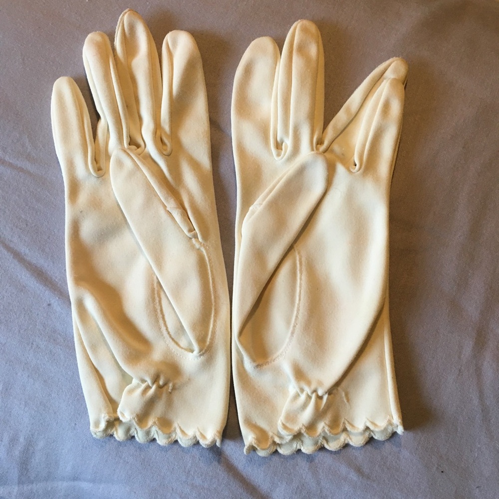 Vintage Cream Gloves